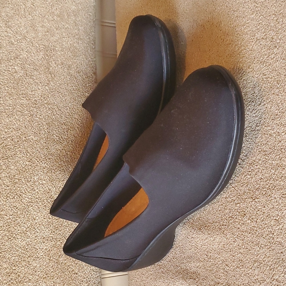 EUC Yuu Ashlay shoes size 10M black slip on